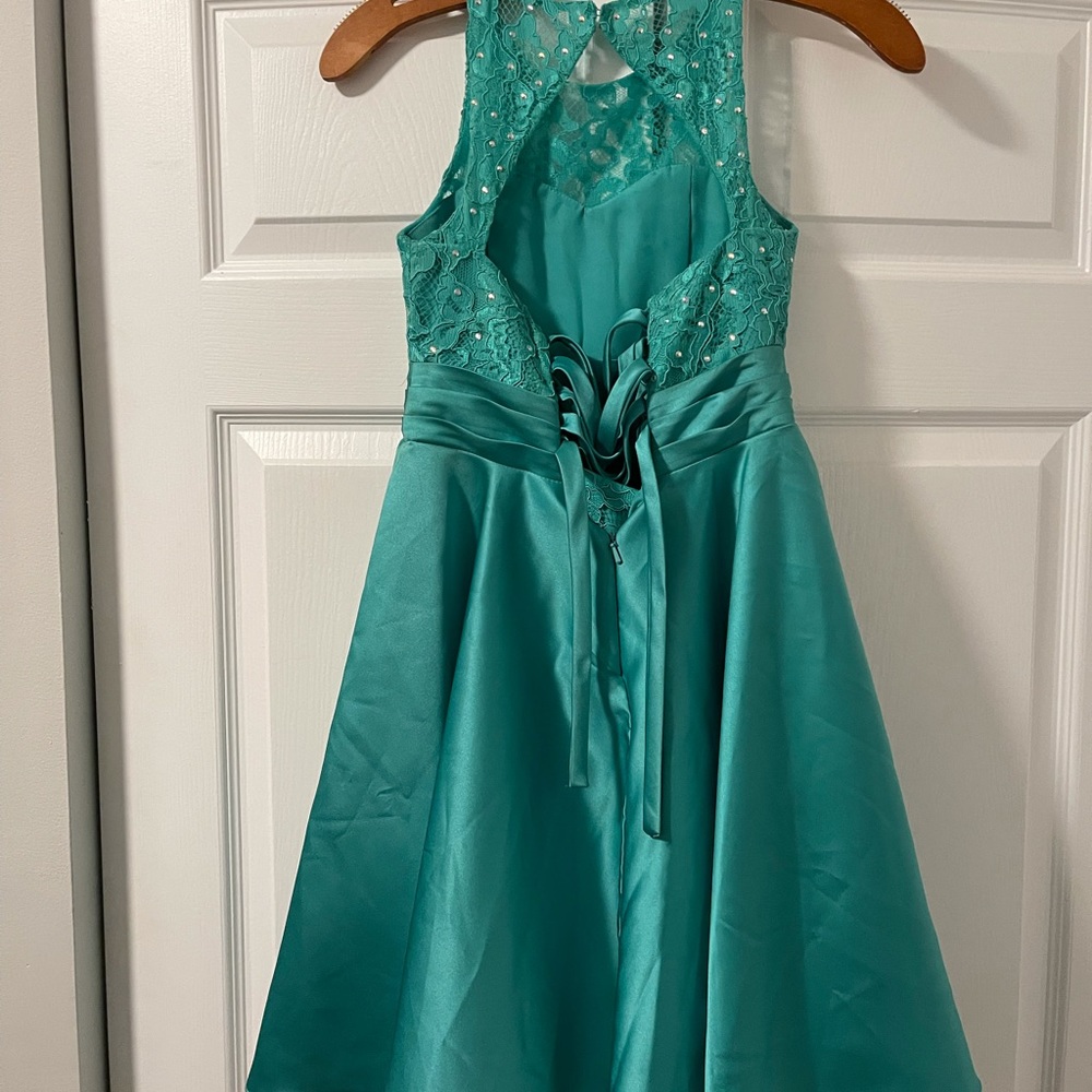 Excellent condition. Semi formal. - Picture 2 of 2